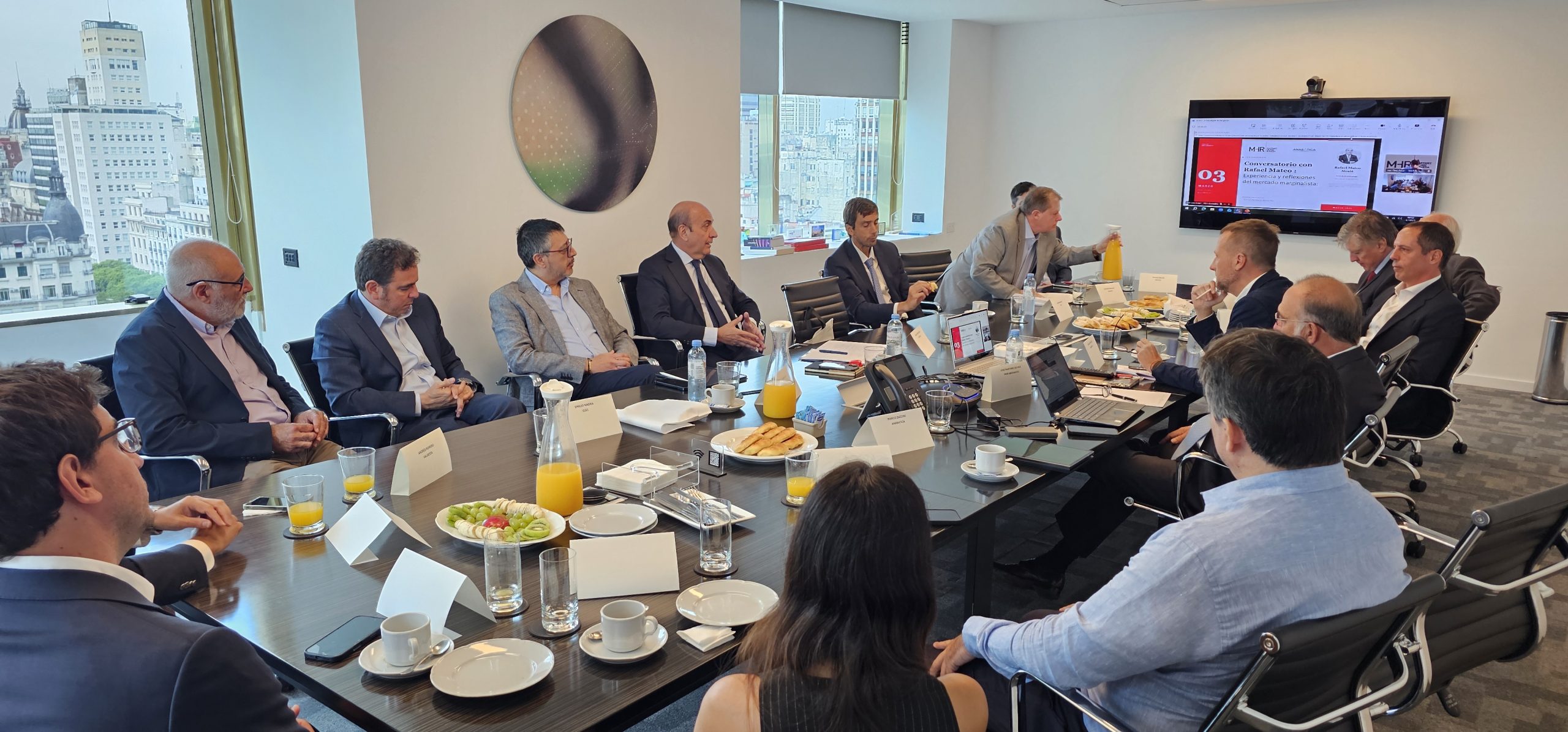 Anabática abre diálogo sobre el futuro del mercado eléctrico argentino en desayuno técnico en Buenos Aires