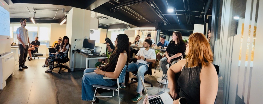 Viernes Iluminados: explorando el uso de la Inteligencia Artificial en Anabática